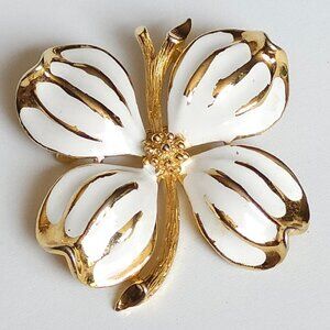 CHEERFUL WHITE FLORAL BROOCH Lapel Pin Metal Gold Tone